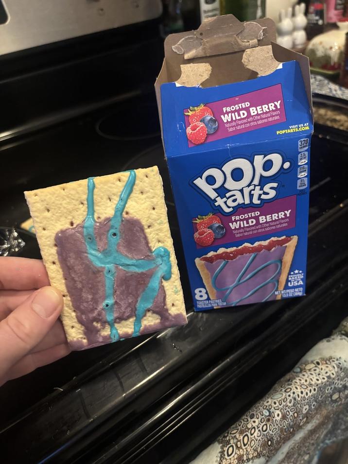 FROSTED WILD BERRY Naturally Flavored with Other Natural Flavors Sabor natural con otros sabores naturales Rop tarts FROSTED WILD BERRY Naturally Flavored with Other Natural Flavors Sabor natural con otros sabores naturales VISIT US AT POPTARTS.COM 31 370 2.5 SAT FA 310 8 PROUDLY AKED USA NET WT/PESO NETO 13.5 02 (384)