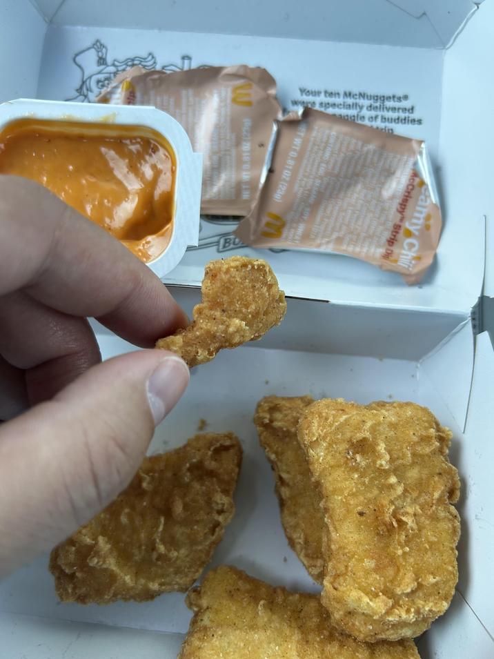 Your ten McNuggets were specially delivered angle of buddies NET WT 0.81 02 (23g) TWT 0.810Z (23g) BU McCrispy Strip Di eamy Chiff