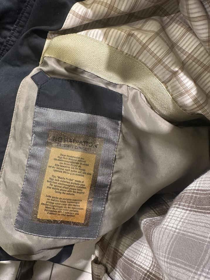 Diese Handytasche aus High-Tech Material schirmt o elektromagnetischen Stablen van Ibrem Karper ab. Bitle hewahren Sie Ihr llandy it der Tastoun nach außen auf, um eine splimale Wirkung zu erzielen. This Mabile Pecket" made of Rigo sech materials protects your body from electromagnetic radiation. For optimal affect please keep pour mobile phone with the keypad tasing the outside Cette poche de portable exécutés en matiere Haute Technologie protege votre corps des rayons electro-magnétiques en les repoussant Merci de placer valce portable les touches vers l'extérieur alin dobleau un effe applie