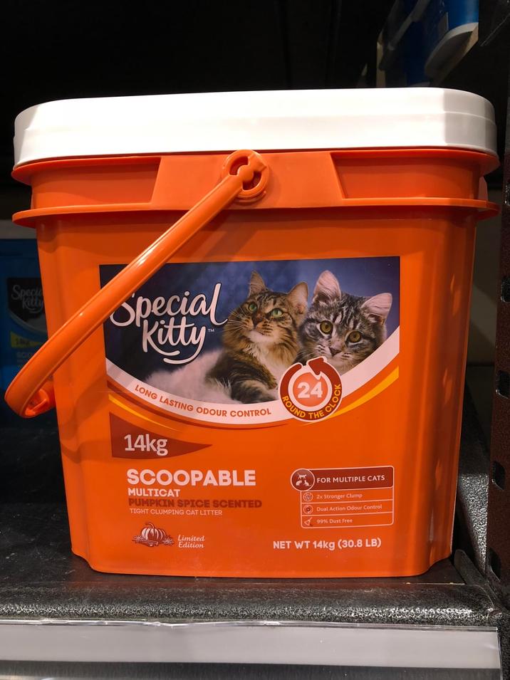 Specia Ketty 14 SOC Special Kitty LONG LASTING ODOUR CONTROL 14kg SCOOPABLE MULTICAT PUMPKIN SPICE SCENTED TIGHT CLUMPING CAT LITTER CLOCK 24 THE ROUND FOR MULTIPLE CATS 2x Stronger Clump Dual Action Odour Control 99% Dust Free Limited Edition NET WT 14kg (30.8 LB)