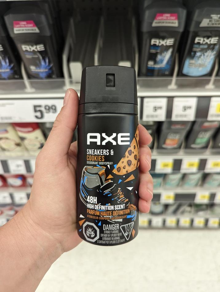 GASTRIC SCENT AXE 599 E AXE SNEAKERS & COOKIES DEODORANT BODYSPRAY 48H HIGH DEFINITION SCENT PARFUM HAUTE DÉFINITION 13 ATOMISEUR CORPOREL DESODORISANT DANGER EXTREMELY FLAMMABLE CONTAINER MAY EXPLODE IF HEATED EXTREMEMENT INFLAMMABLE CE CONTENANT PEUT EXPLOSER SIL EST CHAUFFE HOME LASTING SCENT SANS ALUMINUM AXE AXE