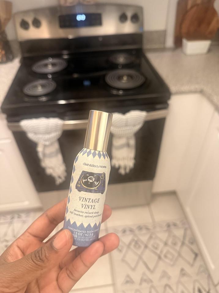 Bath&BodyWorks VINTAGE VINYL favorite record shop soft leather, spiced patche CONCENTRATED ROOM SPRAY 1.5 OZ/42.59 TION: CONTENTS UNDER ANT READ BACK PANEL CA L