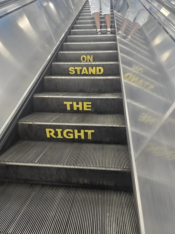 ON STAND THE RIGHT MO CHATZ зи