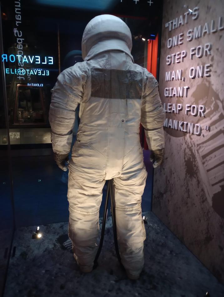 Я ОТАѴЭЦЭ ELEROTAV +4 ЯНТАѴЭЦЭ "THAT'S ONE SMALL STEP FOR MAN, ONE GIANT LEAP FOR MANKIND