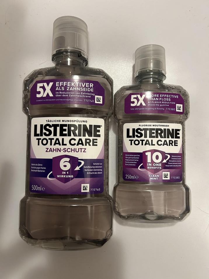 5X EFFEKTIVER ALS ZAHNSEIDE im Reduzieren von Zahnbelag über dem Zahnfleischrand Zusätzlich zu Zähneputzen und Interdentalpflege anwenden 772760 €2.5 5X ORE EFFECTIVE THAN FLOSS AT PLAQUE REDUCTION above the gumline Use alongside brushing & flossing 770380 TÄGLICHE MUNDSPÜLUNG LISTERINE® TOTAL CARE Stärkt die Zähne Schützt gegen Karies Bekämpft Bakterien ZAHN-SCHUTZ 62 IN 1 WIRKUNG Schützt vor Zahnfleischproblemen Verhindert Zahnbelag Erfrischt den Atem FLUORIDE MOUTHWASH LISTERINE TOTAL CARE Works below gum line 12hr germ protection Helps prevent tartar Cavity protection Gum protection 250mle 102 IN ONE BENEFITS CLEAN MINT Reduces plaque Freshens breath Strengthens enamel Cleans between teeth Keeps teeth naturally white 770380 500mle 772760