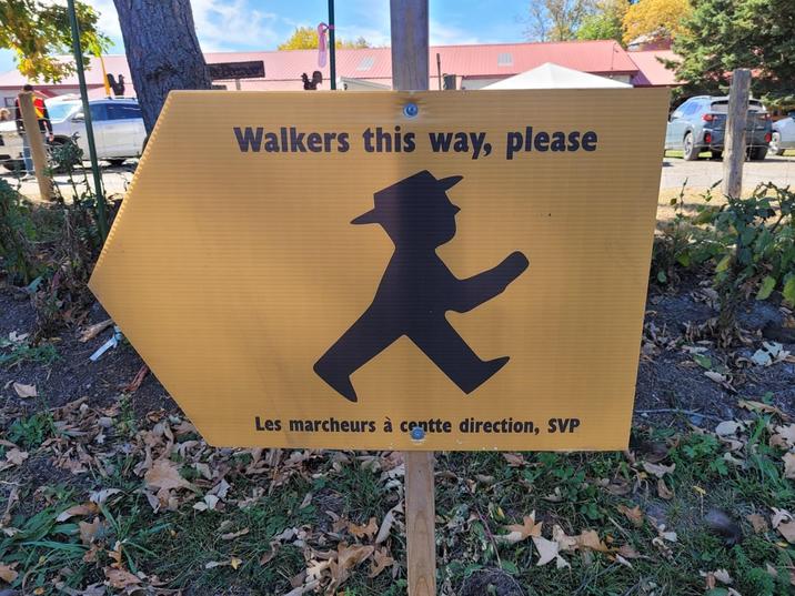 Walkers this way, please Les marcheurs à centte direction, SVP