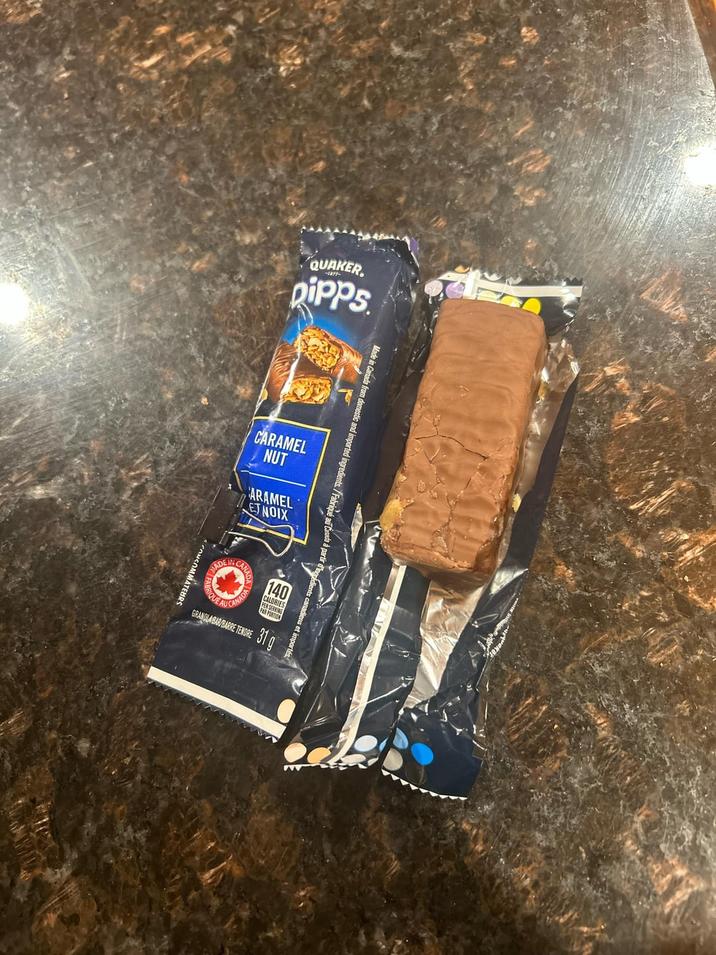 QUAKER. Dipps Made in Canada from domestic a imported ingredients./Fabriqué au Canada à partir d' CARAMEL NUT ARAMEL ETNOIX BRIOLE MIGANADA GRANOLA BAR/BARRE TENDRE 140 CALORIES PER SERVING PAR PORTION 31 g