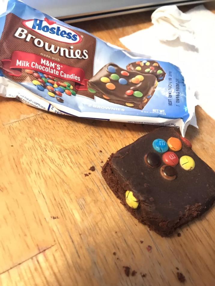 Hostess Brownies made with M&M'S Milk Chocolate Candies 19 da u uogedo to conqusip ZBROWNIES NET WT BEST BY NOV 19 2018 F 0915210002