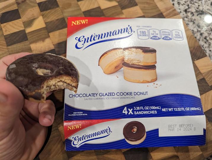 NEW! Entenmann's PER 1 SANDWICH 180 CALORIES 5g SAT FAT 25%0 CHOCOLATEY GLAZED COOKIE DONUT SALTED CARAMEL ICE CREAM SANDWICHES KEEP FROZEN ENLARGED TO SHOW DETAIL NEW! Entenmann's 200mg SODIUM 17g TOTAL SUGARS 9%DV 4X SANDWICHES 3.38 FL OZ (100mL) NET WT 13.52 FL OZ (400mL) BEST BEFORE: MAR 14 2024 B