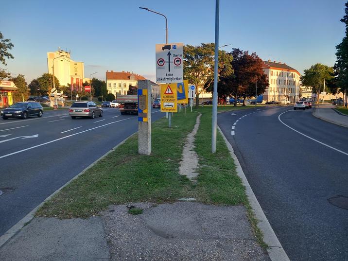 Oberlaa keine Umkehrmöglichkeit 90 ACHTUNG RÜCKSTAU! 00 Auffahrgefahr!