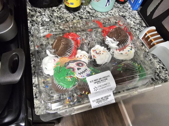 KE 12 CT WHITE AND CHOCOLATE CUPCAKES WITH ICING NET WT 1LB 60Z FRESHNESS GUARANTEED 7.91 12 CT WHITE AND CHOCOLATE CUPCAKES WITH ICING NET WT 1 LB6 02 ChefsChoice