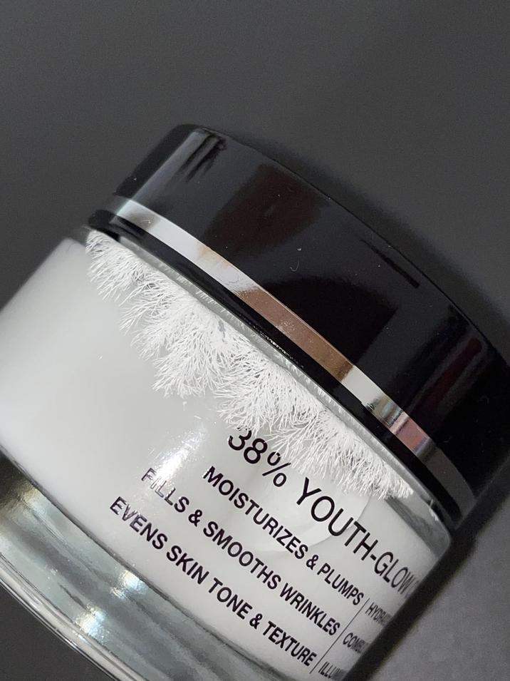 38% YOUTH-GLOW MOISTURIZES & PLUMPS HYDR FILLS & SMOOTHS WRINKLES COME EVENS SKIN TONE & TEXTURE ILLU