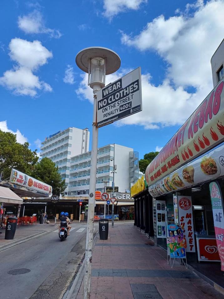 WEAR NO CLOTHES ON THE STREET PENALTY 400€ #havefunwithrespect MARKET KING KEBAB PIZENA SAO G (24) Hours 2977 F URGER KING QUGER Open ات Kalike MARKET