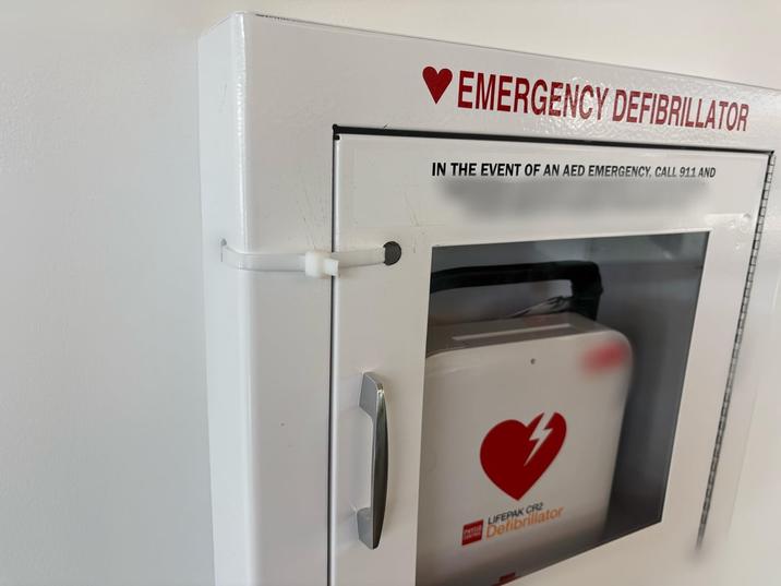 EMERGENCY DEFIBRILLATOR IN THE EVENT OF AN AED EMERGENCY, CALL 911 AND LIFEPAK CR Defibrillator