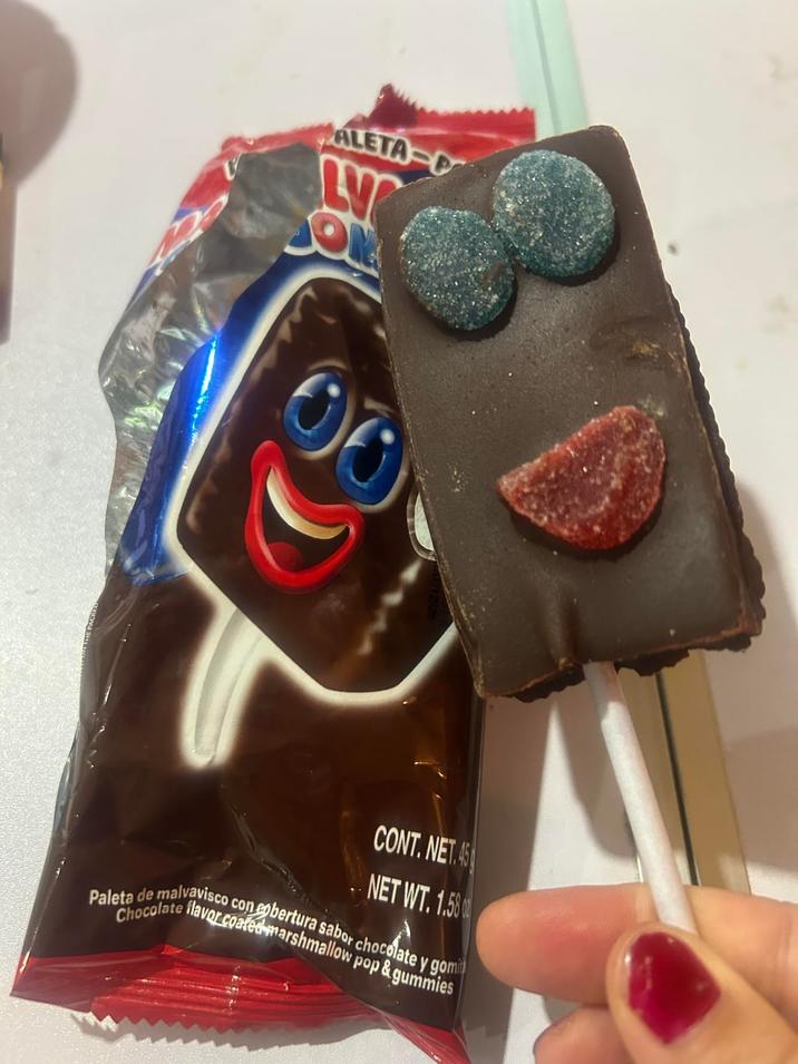 ALETA-P LV ON CONT.NET.45 NET WT. 1.58 Paleta de malvavisco con cobertura sabor chocolate y gomit Chocolate flavor coated marshmallow pop & gummies