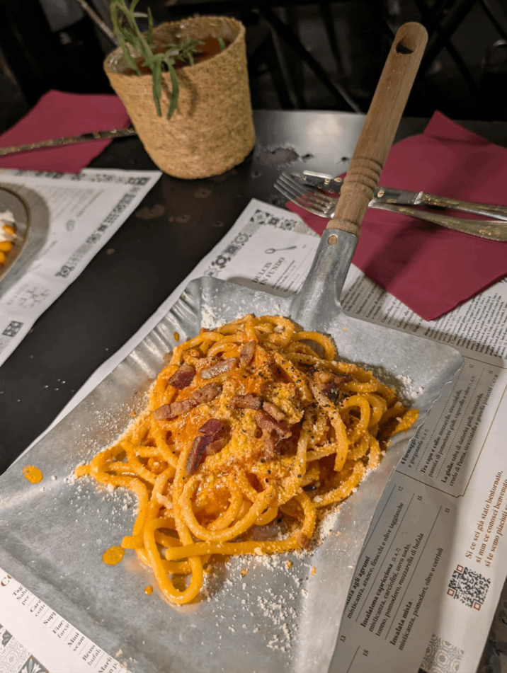 Mari p DULCIS INFUNDO arata agli agrumi 4 Formaggi: provo 13 misticanza, arance, finocchi e olive taggiasche 12 e gorgonzola 1.6.7 Insalatona capricciosa 1,4.7) 15 15 misticanza, carciofini, uovo sodo, Tra capo e collo: mozzarella, stracciatella, passata di pomodorini gialli, capocollo e olive n.4.n 12 lonno, pomodoro, mozzarella di bufala La gialla: salsa di datterini gialli, mozzarella. crudo di Parma, stracciatella e granella pistacchi Insalata mista- 11 misticanza, pomodori, olive e cetrioli Si ce sei già stato bentornato, si te semo piaciuti si nun ce conosci benvenute