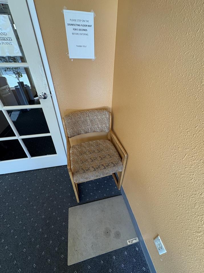 Y: AND TIENTS S POINT. PLEASE STEP ON THE DISINFECTING FLOOR MAT FOR 5 SECONDS BEFORE ENTERING. THANK YOU! 1! Copperft