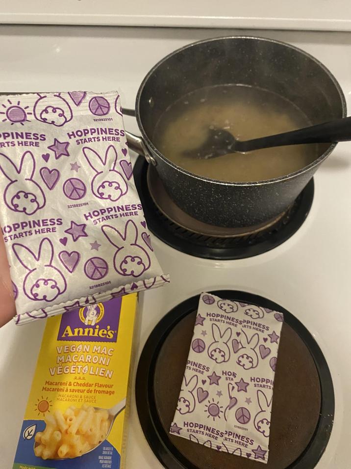 PINESS RTS HERE 3218825101 HOPPINESS STARTS HERE OPPINESS STARTS HERE 3218825101 HOPPINESS STARTS HERE 3218825101 HOPPINESSPPINESS STARTS HERE ARTS HERE Annie's VEGON MAC MACARONI VÉGÉTALIEN eee Macaroni & Cheddar Flavour Macaroni à saveur de fromage MACARONI & SAUCE MACARONI ET SAUCE PINESS TS HERE HO STA HOPPI STARTS 3218825101 HOPPINESS PINESS STARTS HERE RTS HERE Made with SHIN DETAIL MAGE AGRANDE LES RETAINS