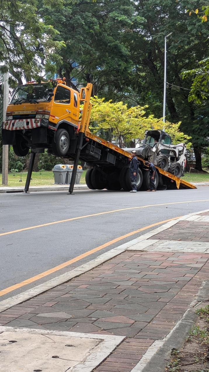 MITSUBISH 97-1712 200 and a FUSO CTV