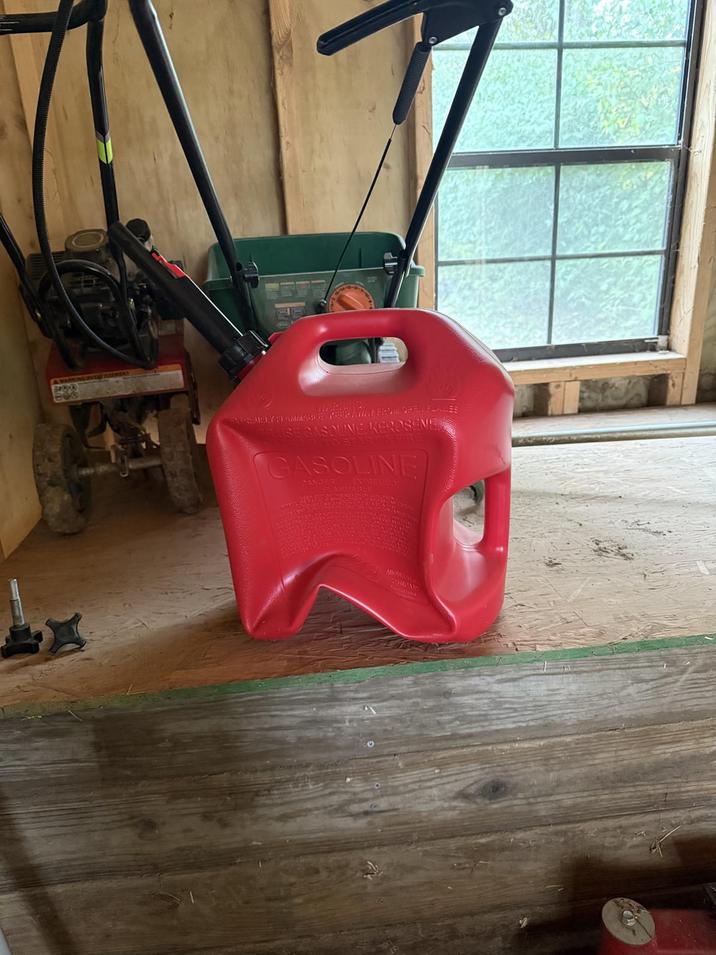 AWARNING AVERTISSEMENT 680 WARNING: USE GASOLINE KEROSENE ART A FIRE GASOLINE PANGER. EXTREMELY FLAMMABLE