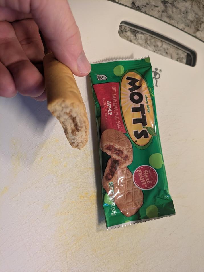 since 1842 MOTTS SOFT BAKED APPLE FILLED BARS APPLE NATURALLY FLAVORED MADE WITH Real FRUIT NETW12 (37)