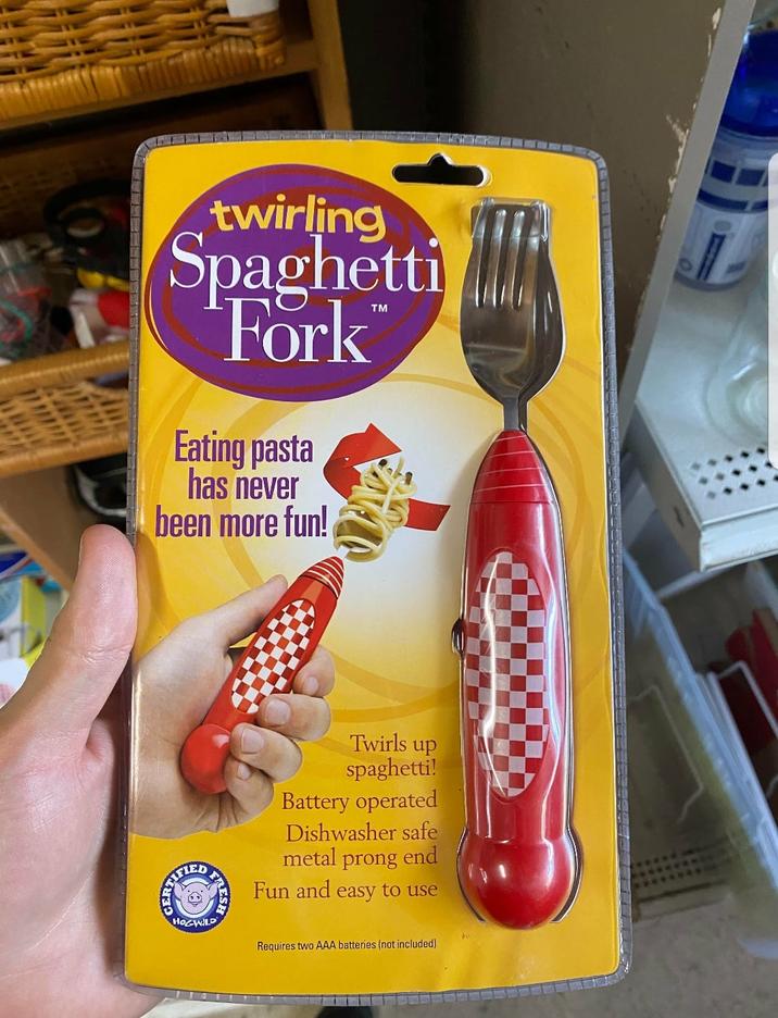 twirling Spaghetti Fork Eating pasta has never been more fun! TM FIED F Twirls up spaghetti! Battery operated Dishwasher safe metal prong end Fun and easy to use HOGWILD Requires two AAA batteries (not included)