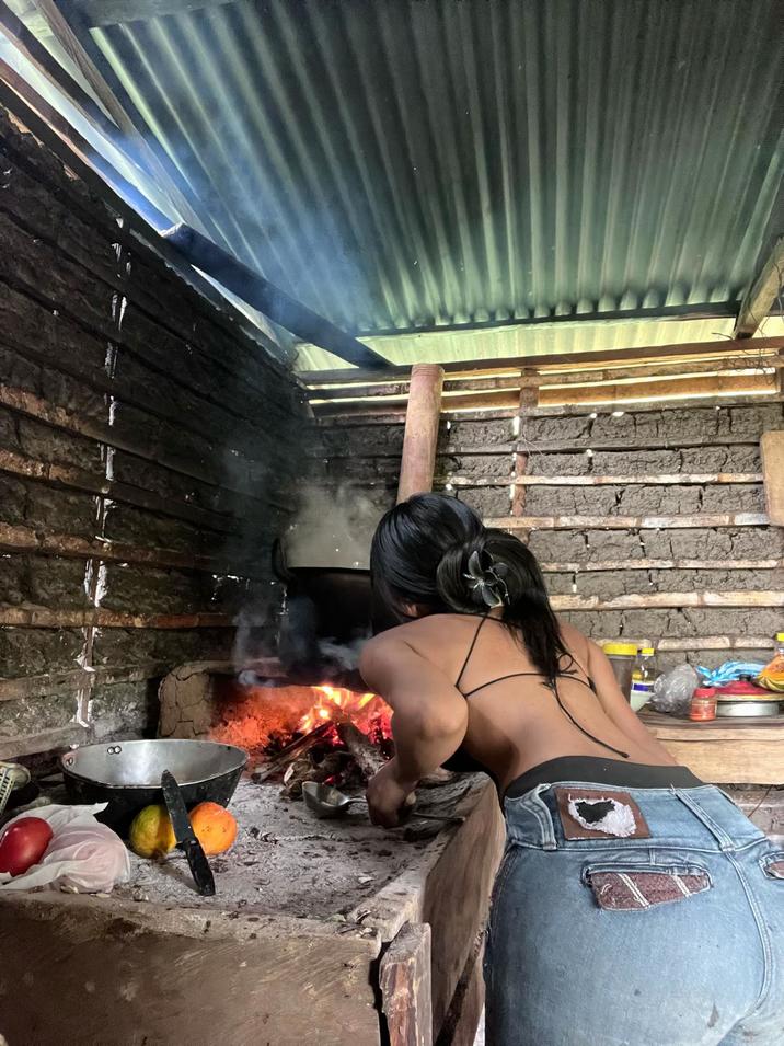 The second photo in the original "TikTok":https://knowyourmeme.com/memes/sites/tiktok "photo slideshow":https://knowyourmeme.com/memes/sites/tiktok-photo-slideshows-photo-mode posted by TikToker @andaliva_official in May 2025. Her photos later became the subject of "image macros":https://knowyourmeme.com/memes/image-macros and "tweets":https://knowyourmeme.com/memes/sites/twitter-x that dubbed her "ur average Latina."