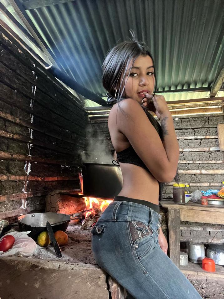 The original photo from a "TikTok":https://knowyourmeme.com/memes/sites/tiktok "photo slideshow":https://knowyourmeme.com/memes/sites/tiktok-photo-slideshows-photo-mode posted by TikToker @andaliva_official in May 2025. The photo later became the subject of "image macros":https://knowyourmeme.com/memes/image-macros and "tweets":https://knowyourmeme.com/memes/sites/twitter-x that dubbed her "ur average Latina."