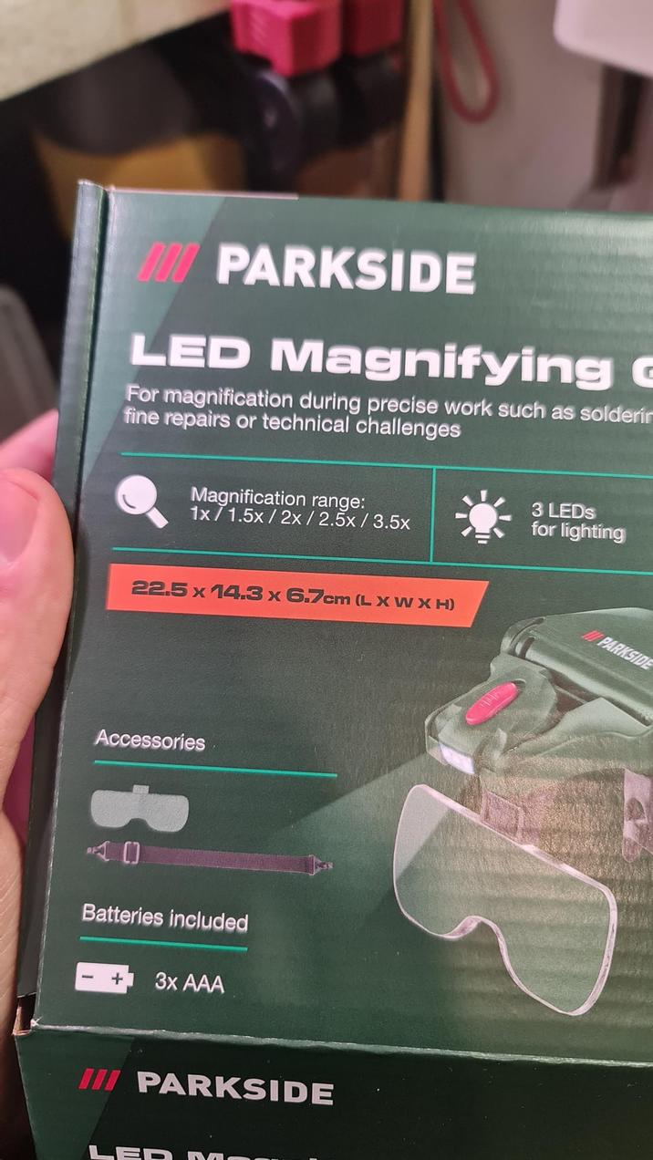 000 PARKSIDE LED Magnifying For magnification during precise work such as solderin fine repairs or technical challenges Magnification range: 1x/1.5x/2x/2.5x/3.5x 3 LEDs for lighting 22.5 x 14.3 x 6.7cm (L X W X H) Accessories 10 Batteries included 3x AAA III PARKSIDE PARKSIDE
