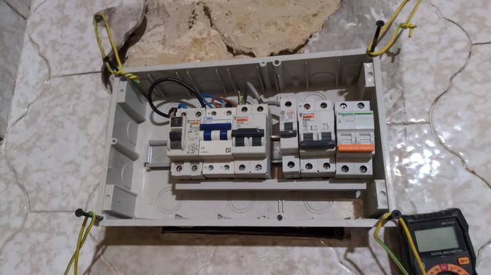 N e DIGITAL MULTIMETER
