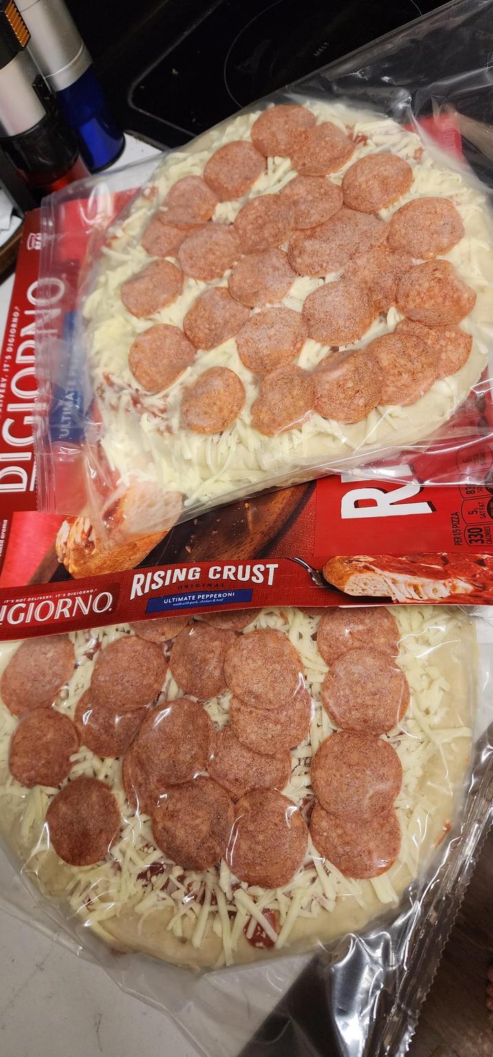 Red aroma ELIVERY. IT'S DIGIORNO DIGIORNO ULTIMATE IT'S NOT DELIVERY. IT'S DIGIORNO. GIORNO RISING CRUST PEPPERONI de with pork, chicken & beef 330 R MELT