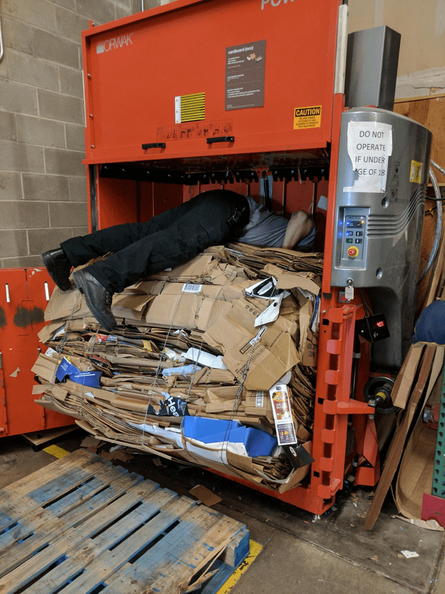 ORWAK cardboard (occ) Hea CAUTION UNDER AGE ALLOWED TO OPERATE THIS EQUIPMENT DO NOT OPERATE IF UNDER GE OF 18 000 PEARS