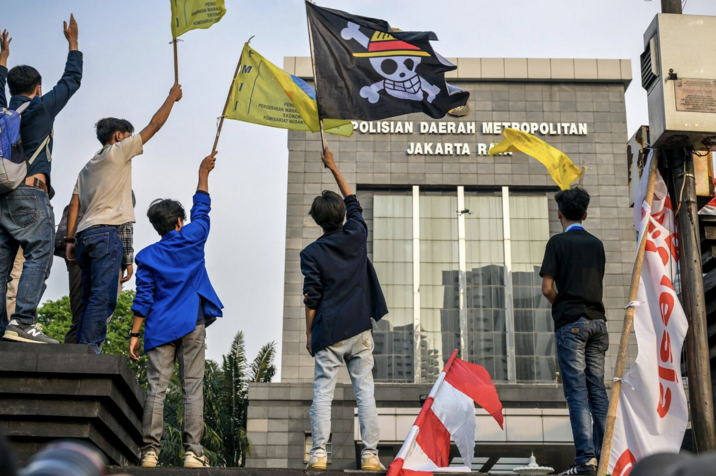 Protesters wave flags in front of the Greater Jakarta Metropolitan Regional Police headquarters in Jakarta, Indonesia, on August 29, 2025, photographed by Bay Ismoyo
