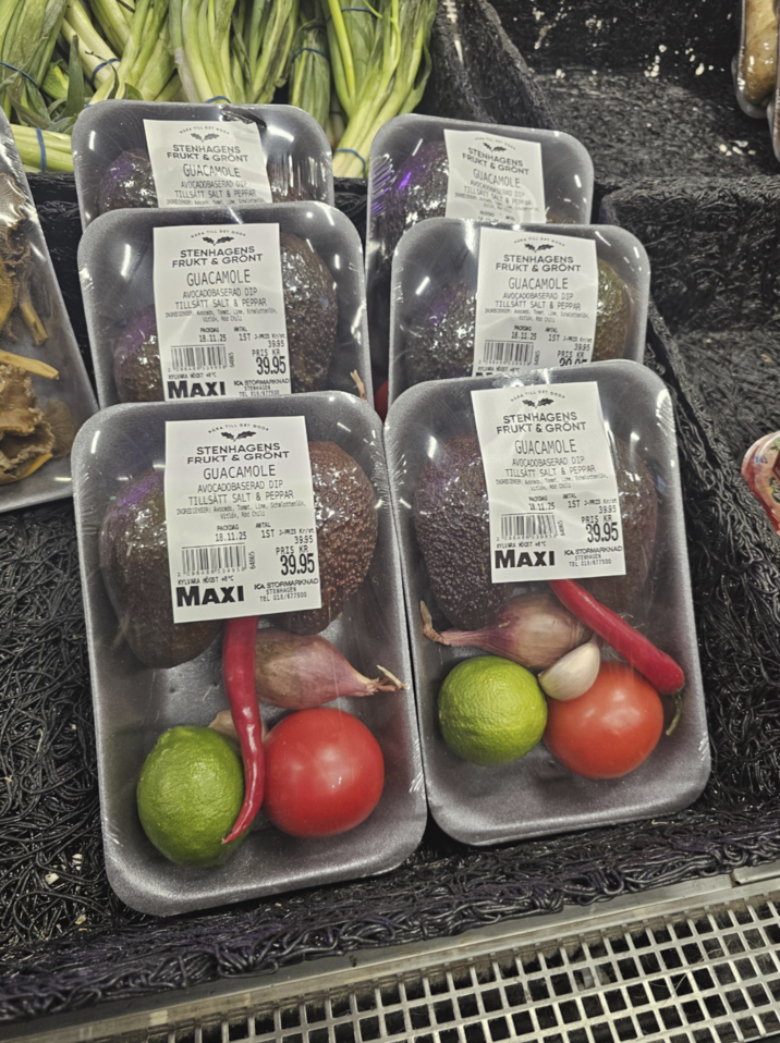 TILL DET GODA STENHAGENS FRUKT & GRÖNT GUACAMOLE AVOCADOBASERAD DIP TILLSÄTT SALT & PEPPAR GREENGER: Acadh, Tomet, Line, Schalotter STENHAGENS FRUKT & GRONT GUACAMOLE AVOCADORASERAD DIP TILLSATT SALT B & PRODAS PEPPAR WARA TILL DET GODE STENHAGENS FRUKT & GRÖNT GUACAMOLE AVOCADOBASERAD DIP TILLSÄTT SALT & PEPPAR INGREDIENSER: Avocado, Tonet, Line, Schalottenl Vitlók, Rod Chil PACKDAG ANTAL 18.11.25 88648653995 KYLVARA HOOST +8°C MAXI 1ST 3-PRIS Kr/st 39.95 PRIS KR 39.95 KCA STORMARKNAD STENHAGEN TEL 018/677599 NARA TILL DET GODA STENHAGENS FRUKT & GRÖNT GUACAMOLE AVOCADOBASERAD DIP TILLSÄTT SALT & PEPPAR INGREDIENSER: Avocado, Tonat, Line, Schalottenlök, Vitlék, Rod Child PACKDAG 18.11.25 096486539958 KYLVARA HÖGST +8°C MAXI ANTAL 1ST 3-PRIS Kr/st 39.95 PRIS KR 39.95 KCA STORMARKNAD STENHAGEN TEL 018/677500 STENHAGENS FRUKT & GRÖNT GUACAMOLE AVOCADOBASERAD DIP TILLSATT SALT & PEPPAR KAENGER: Avocado, Tonet, Line, Schalotterid, Vták, Rod Child PROCAG 18.11.25 ANTAL 1ST -PRIS Kr/t 39.95 PRIS KR 200 NARA TILL DET GODA STENHAGENS FRUKT & GRÖNT GUACAMOLE AVOCADOBASERAD DIP TILLSATT SALT & PEPPAR NGS BB: Accato, Tomet, Line, Schalottenl Autó, Rid Chil PODAG 18.11.25 KYLVARA HÖGST + MAXI 1ST 3-PRIS Kr/st 39.95 PRIS KR 39.95 ICA STORMARKNAD STENHAGEN TEL 018/577500 ANTAL