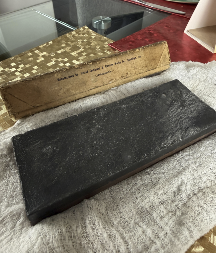 Manufactured by: United Carborum & Electrite Works Co., Benátkyn. Czechoslovakia.