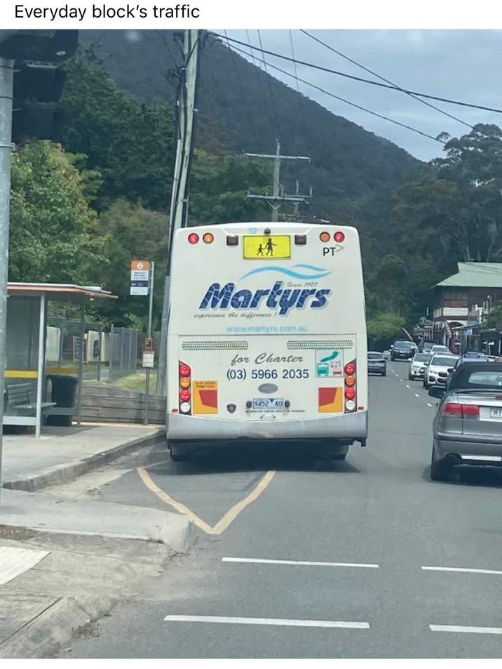 Everyday block's traffic 積 PT Martyrs experience the difference ! www.martyrs.com.au for Charter (03) 5966 2035 9452 RI