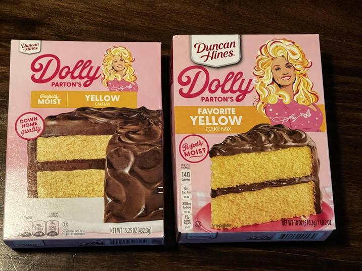 Dnes Dolly PARTON'S Perfectly MOIST DOWN HOME quality YELLOW CAKE MIX VAGE 200 SERVING 14 spora SUGARS Duncan Hines Dolly PARTON'S FAVORITE YELLOW Perfectly MOIST PER 1/14 PACKAGE 140 Calories 0₂ Sat. Fat IN 300 Sodium 12% DV 15 CAKE MIX Added ⑩ Sugars Serving Suggestion See nutrition facts for as baked information NET WT 15.25 OZ (432.3g) 40 NET WT 1802 (510.3g) 1 LB 2 OZ