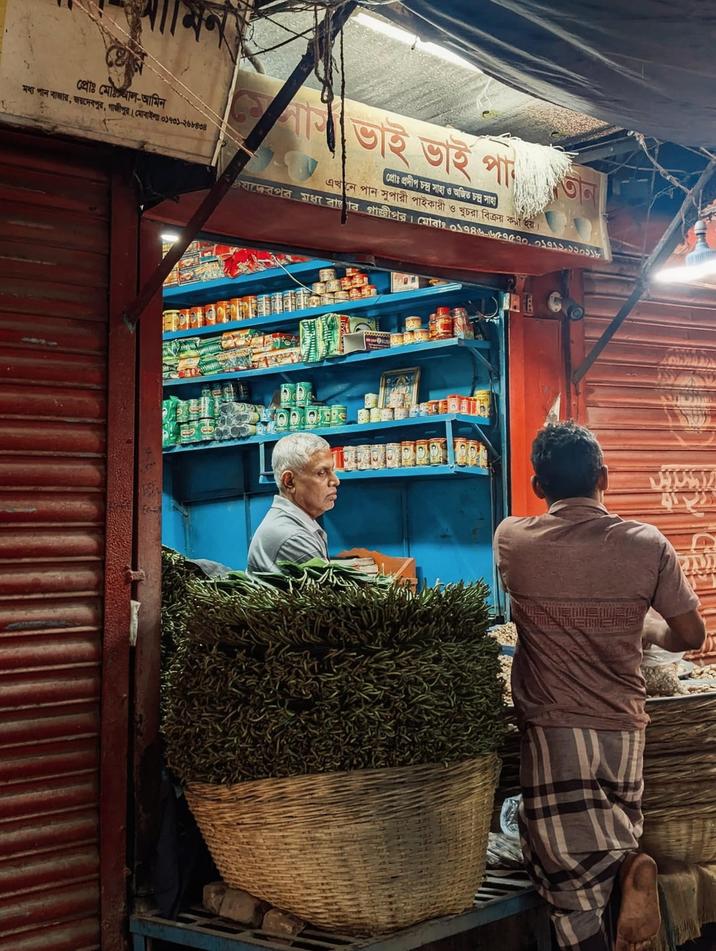 প্রোঃ মোঃ আল-আমিন মধ্য পান বাজার, জয়দেবপুর, গাজীপুর। মোবাইলঃ ০১৭৩১-২৬৮৪৩৪ লাল ভাই ভাই পাতান প্রোঃ প্রদীপ চন্দ্র সাহা ও অজিত চন্দ্র সাহা জয়দেরপর মধ্য বারি গাজীপর। মোবাঃ 01984-9090, 01911-920318 এখানে পান সুপারী পাইকারী ও খুচরা বিক্রয় করা হয়।