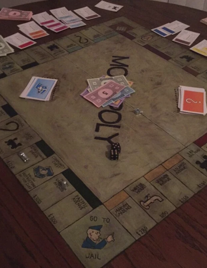 溪 COMMUNITY CHEST MO OLY CAR AVENUE PACIFIC AVENUE FOLLOW WITRUCTING 4320 ON TOP CARD $300 $300 GO TO JAIL VENTNOR AVENUE ATLANTIC NEWE $280 $150 $260 $280 WORKS MARVIN GARDENS