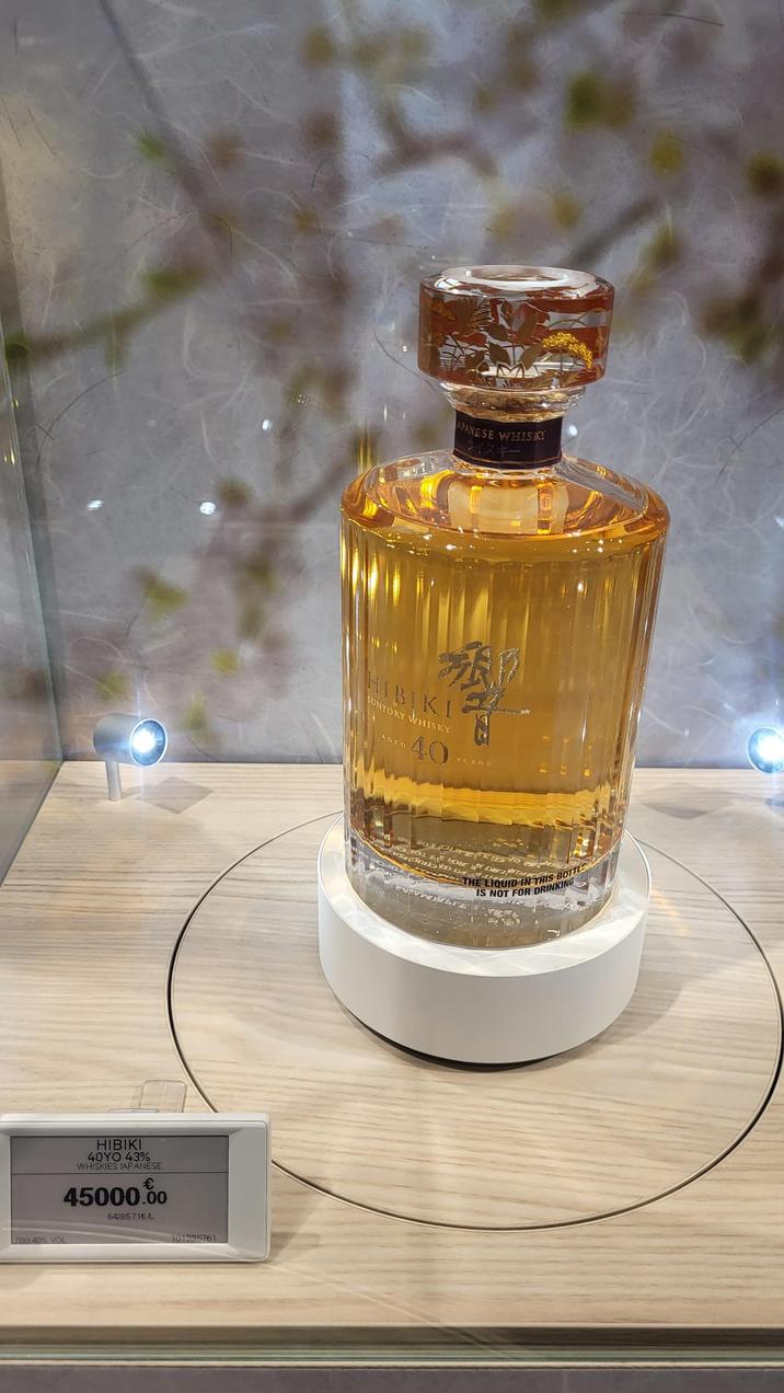 HIBIKI 40YO 43% WHISKIES JAPANESE 45000.00 70cl 43%, VOL 64285.71€ ALL 101335761 APANESE WHISKY タイスキ HIBIKI SUNTORY WHISKY AGED 40 YEARS THE LIQUID IN THIS BOTTLE IS NOT FOR DRINKING