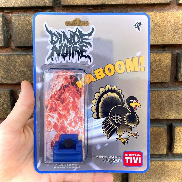 NOIRE ABOOM! (1) Dinde sur un couch (probablement en train de pisser) TEL QUE VU A LA -ELLE VA REVENIR LA DINDE NOIRE! CÉLINE POULIN TIVI