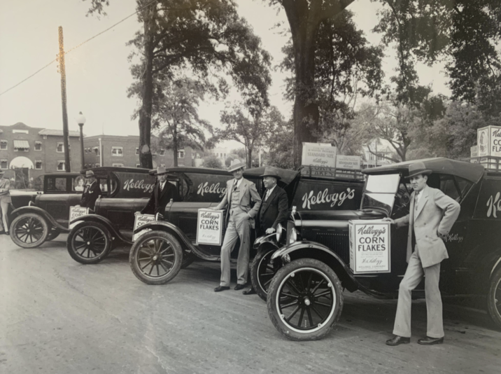 COB 11 Kellogg Kelloga CC Kellog Kellogg's CORN FLAKES STANDARD SIZE Kellogg's CORN STANDARD SIZE AKES HIGWEND Kellogg's Kellogg's CORN FLAKES V.K.Kalogy KELLOGG COMPANY 4 CO FLA K Kelleyy
