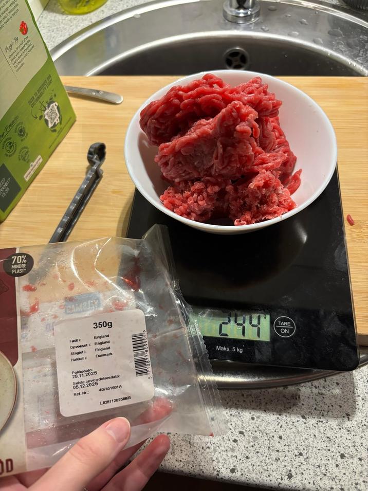 D 027 330817 70% MINDRE PLAST bita hy och ser oterian ve alla 5 m Veggie Tip place all o nd lentils half of the Top the coriander Add a dice ur Promise SCAN TO DISCOVER DR CAMELT Født i: 350g England Opvokset i: England Slagtet i: England Hakket i: Danmark 025 Sidste anvendelsesdato: 05.12.2025 Ref. Nr.: 407451601A L8281120250825 C17 TARE ON Maks. 5 kg