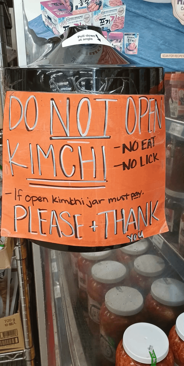 720 10個人 KIMCH Pull down at angle 포기 묵은지 DO NOT OPE KIMCHI -NO EAT -NO LICK - If open kimbhi jar must pay. PLEASE THANK + You SCAN FOR RECIPES Ce