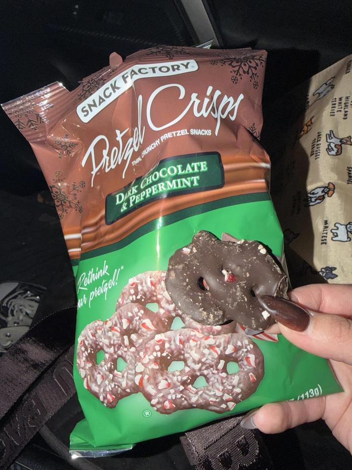 HIGHLAND TERRIER JACK R RUSSEL SPANIEL a Rethink ur pretzel SNACK FACTORY Crisos Pretzel THIN, CRUNCHY PRETZEL SNACKS DARK CHOCOLATE & PEPPERMINT MALTESE -/113g)