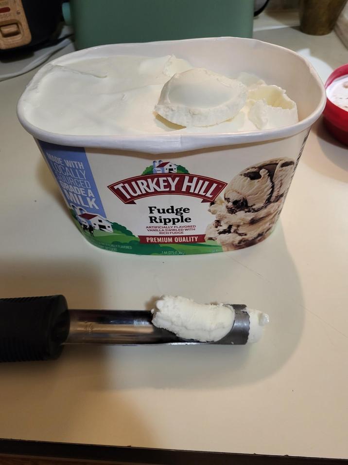 MADE WITH LOCALLY SOURCED BRADE A MILK TURKEY HILL Fudge Ripple ARTIFICIALLY FLAVORED WIRLED WITH VANIL RICH FUDGE PREMIUM QUALITY 144 OTS (1360)