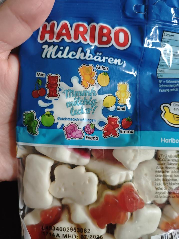 HARIBO Milchbären Mia Nährwerte Energie: von geste Fett davon Zu Eiweiß: Anton Salz RI-Referenzm mmmh milchig lecker! Geschmacksrichtungen: Emil Referenzmenge fi Packung enthält Eine ein Frieda 44934002953062 1714 A MHD: 07/2026 Emma Hariba DOCH FRU FRUCHTSAFTKONZE Zutaten: Glukosesiru Orange, Himbeere milchpulver; Gelatin Sonnenblumenöl; Arom Saflor, Holunderbeere, Traube, Kiwi; Holunderb haltbar bis Ende Sie Hergestellt in der EU Ka Mit Fruchtsäten aus Fru