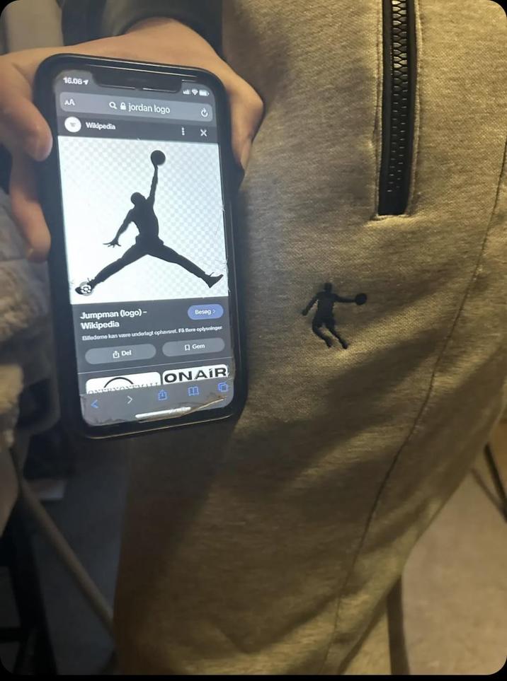 16.064 AA Qjordan logo Wikipedia X Jumpman (logo)- Wikipedia Besøg > Billederne kan være underlagt ophavsret. Få flere oplysninger Del Gem ONAIR m