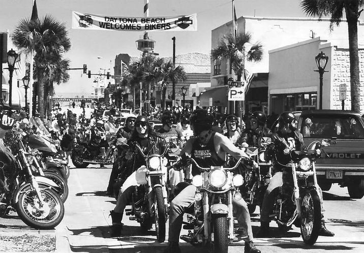 DAY TONA BEACH WELCOMES BIKERS W TESNA HARLEY DAVIDSON rn P ARKING EVROLET ERE 21X