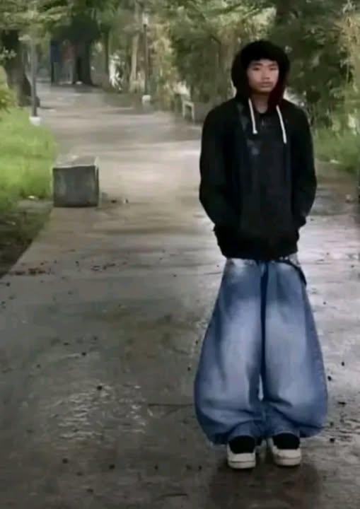 A photo of a Filipino guy in an hourglass-like outfit.